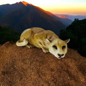 Cougar Statue Hunting Puma Figurine Cougar Sandcast Sculpture Animal Monument